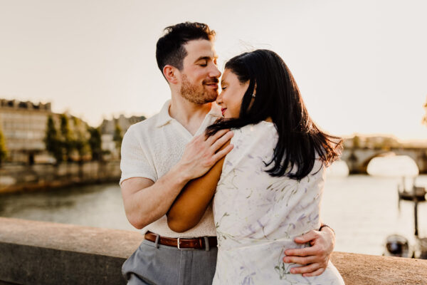 photo de couple au coucher du soleil a paris sur le pont du carrousel