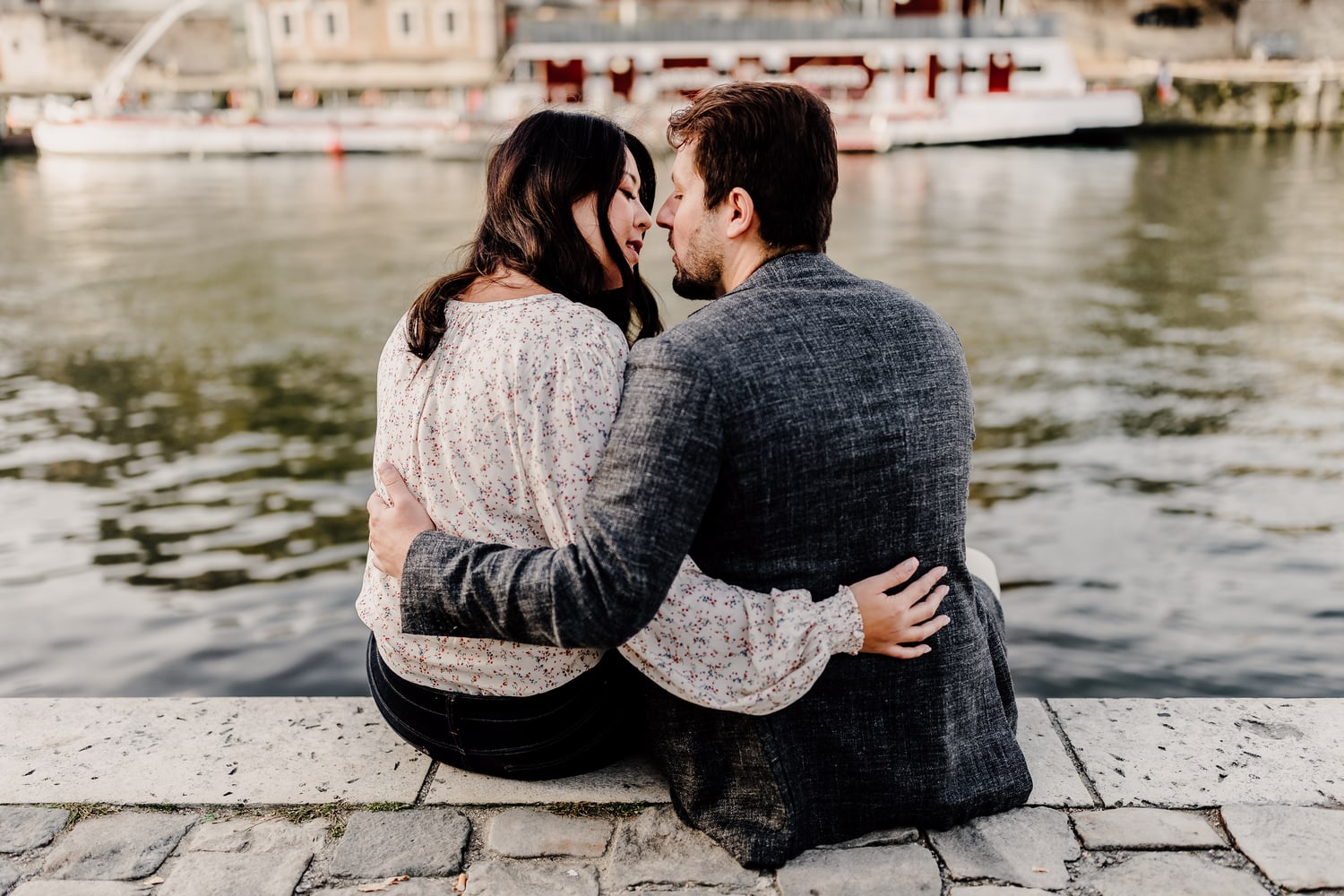 photographie d un couple qui s embrasse sur les quais de seine a paris