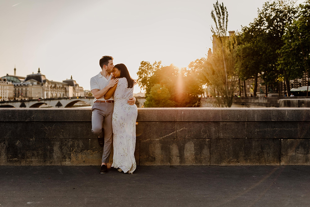 photographe couple seance engagement a paris au coucher du soleil