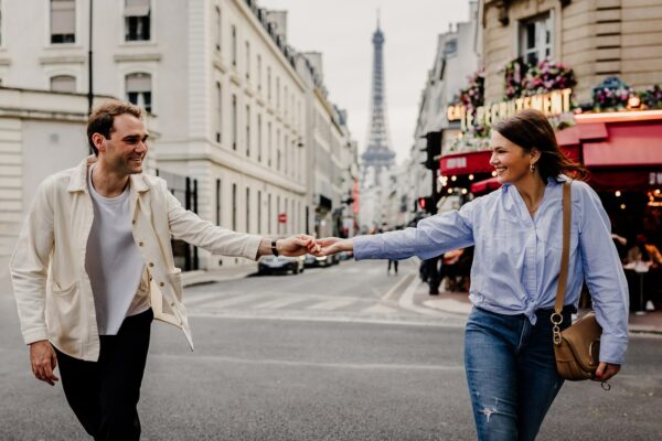 photographe couple paris avec la tour eiffel en fond