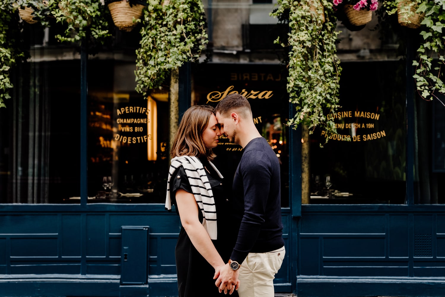 photographie d un couple qui s embrasse devant une vitrine a paris