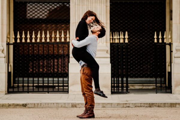 photo de couple dans les jardins du palais royal a paris