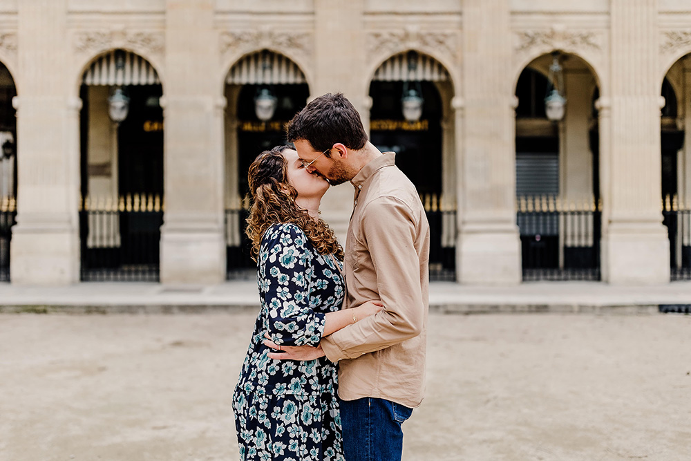 photographie de couple dans les jardins du palais royal a paris