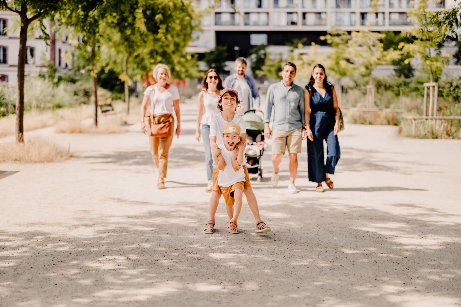 photographie d une famille au complet dans un parc a paris