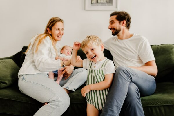 photographie de famille dans un appartement a paris en train de s amuser