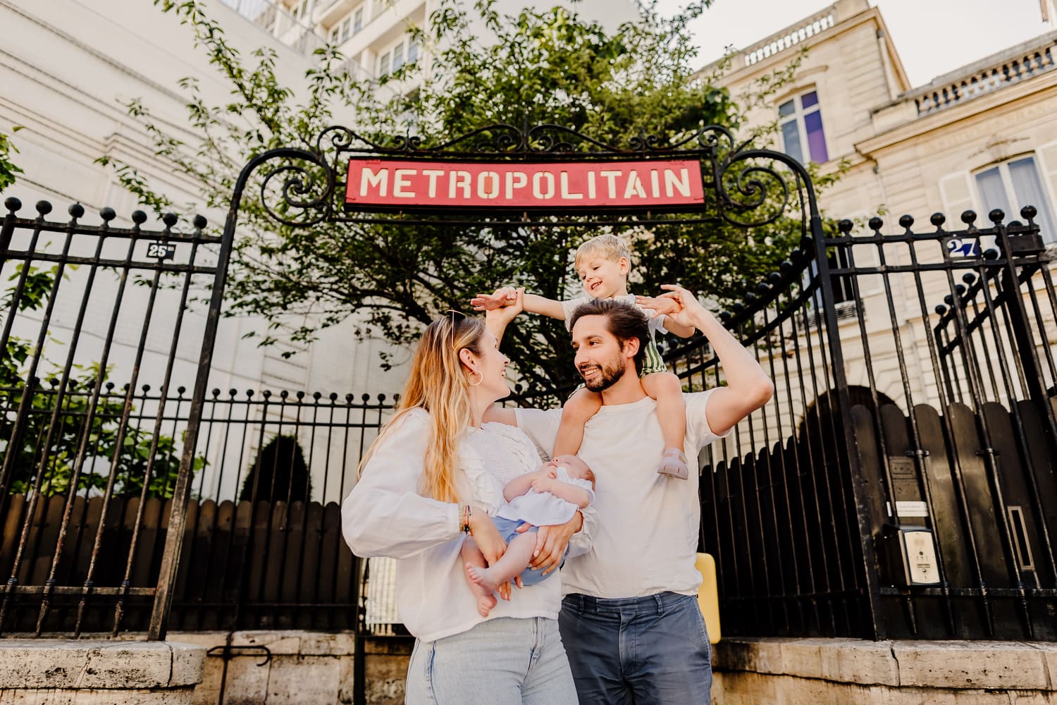photographe famille paris devant une entree de metro metropolitain dans le 9e arrondissement