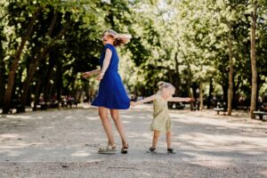 photographe famille a paris maman avec sa fille qui danse dans un parc
