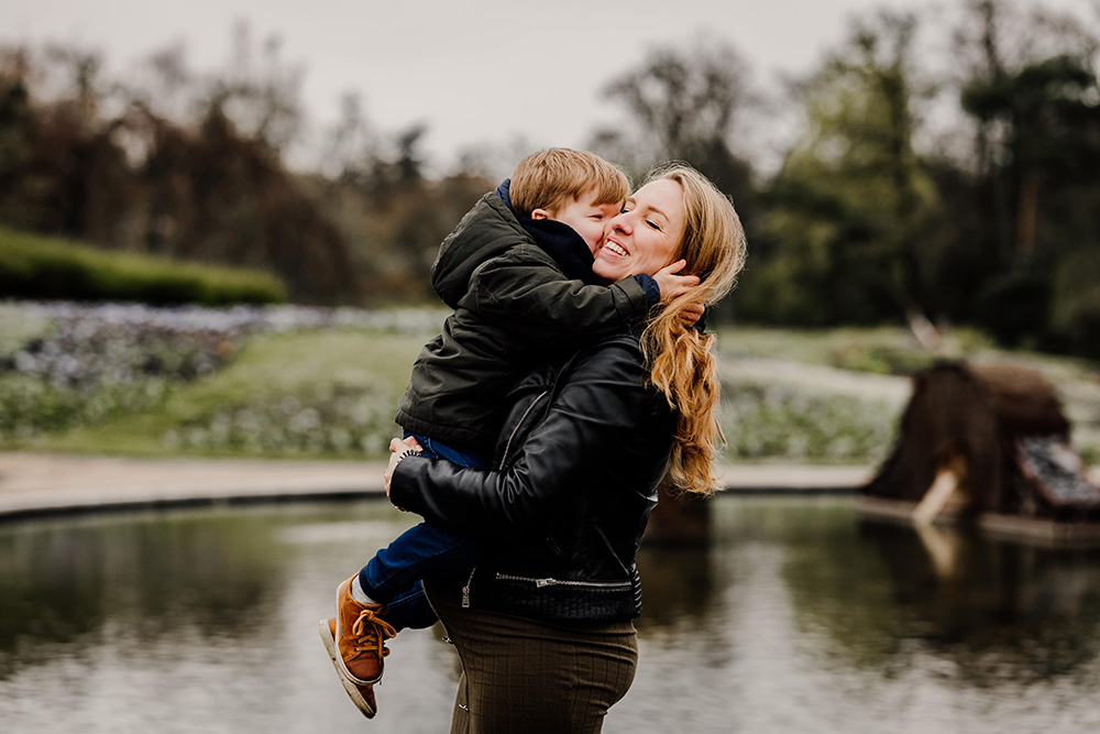 photographie de famille câlin maman et son fils au parc floral a paris