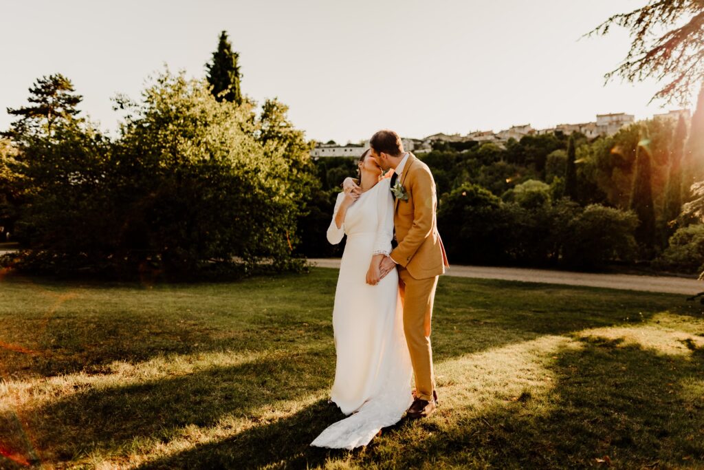 photographe mariage paris photo de couple lors d un mariage au coucher du soleil