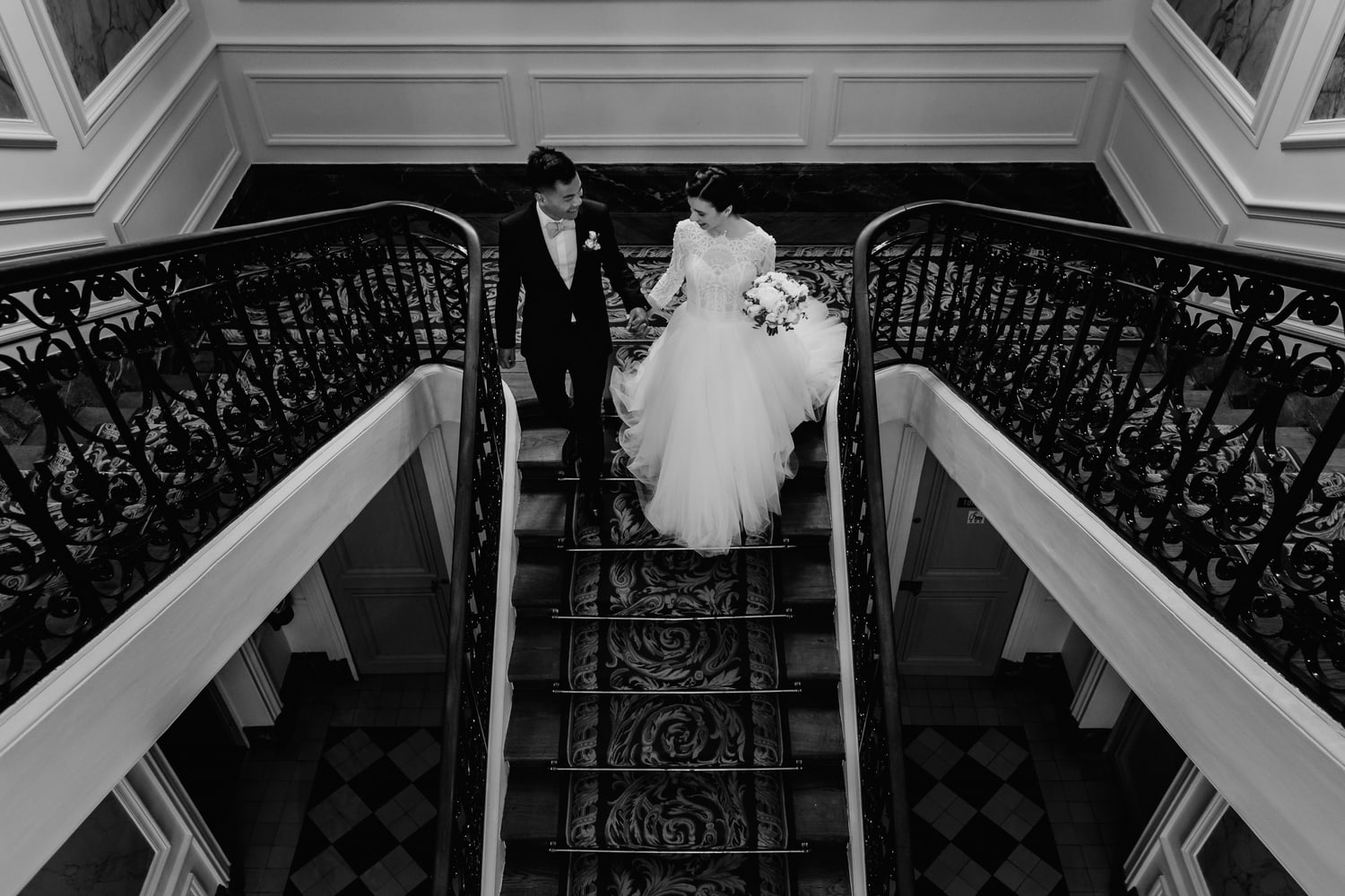 photographie des maries dans un escalier en mairie apres la ceremonie civile