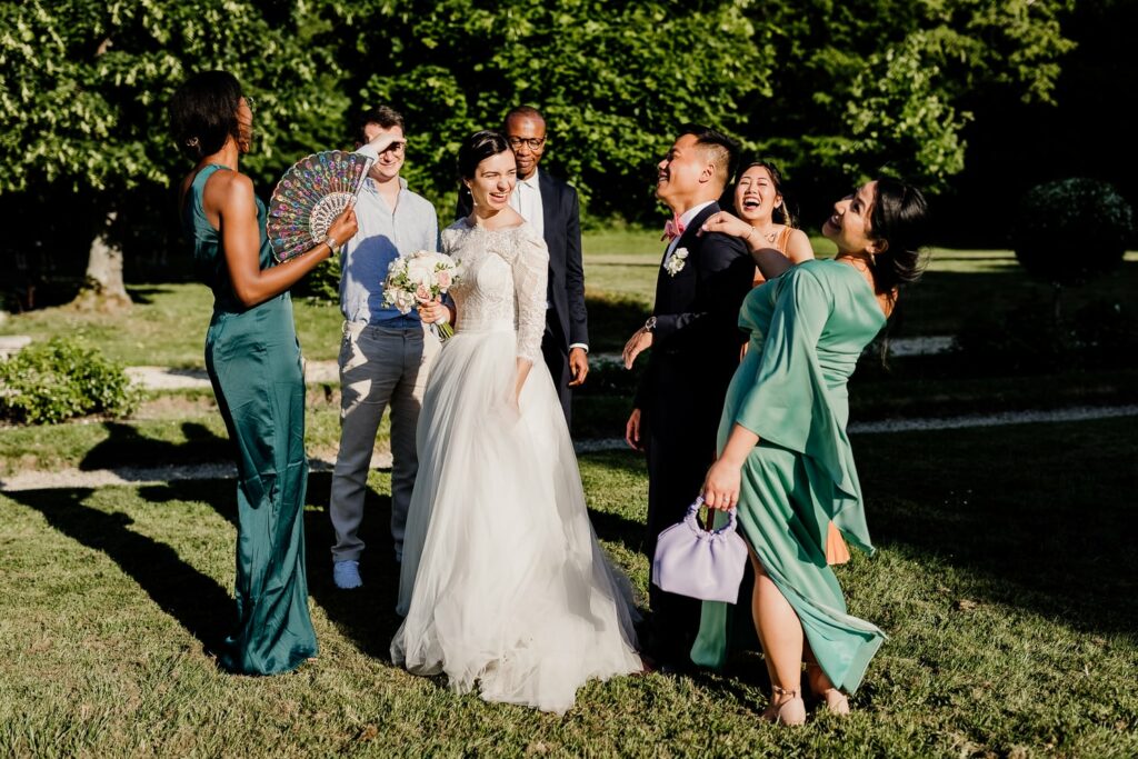 photographe mariage - maries et invites en train de rigoler