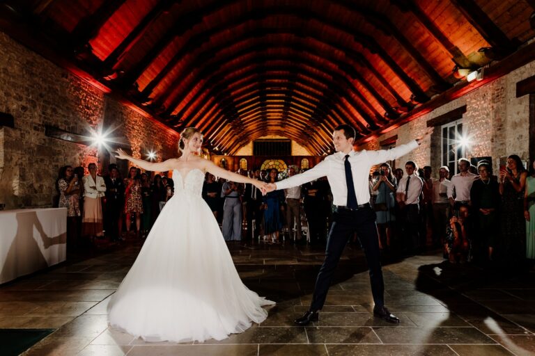 photographie d un couple de jeunes maries qui danse lors de leur mariage