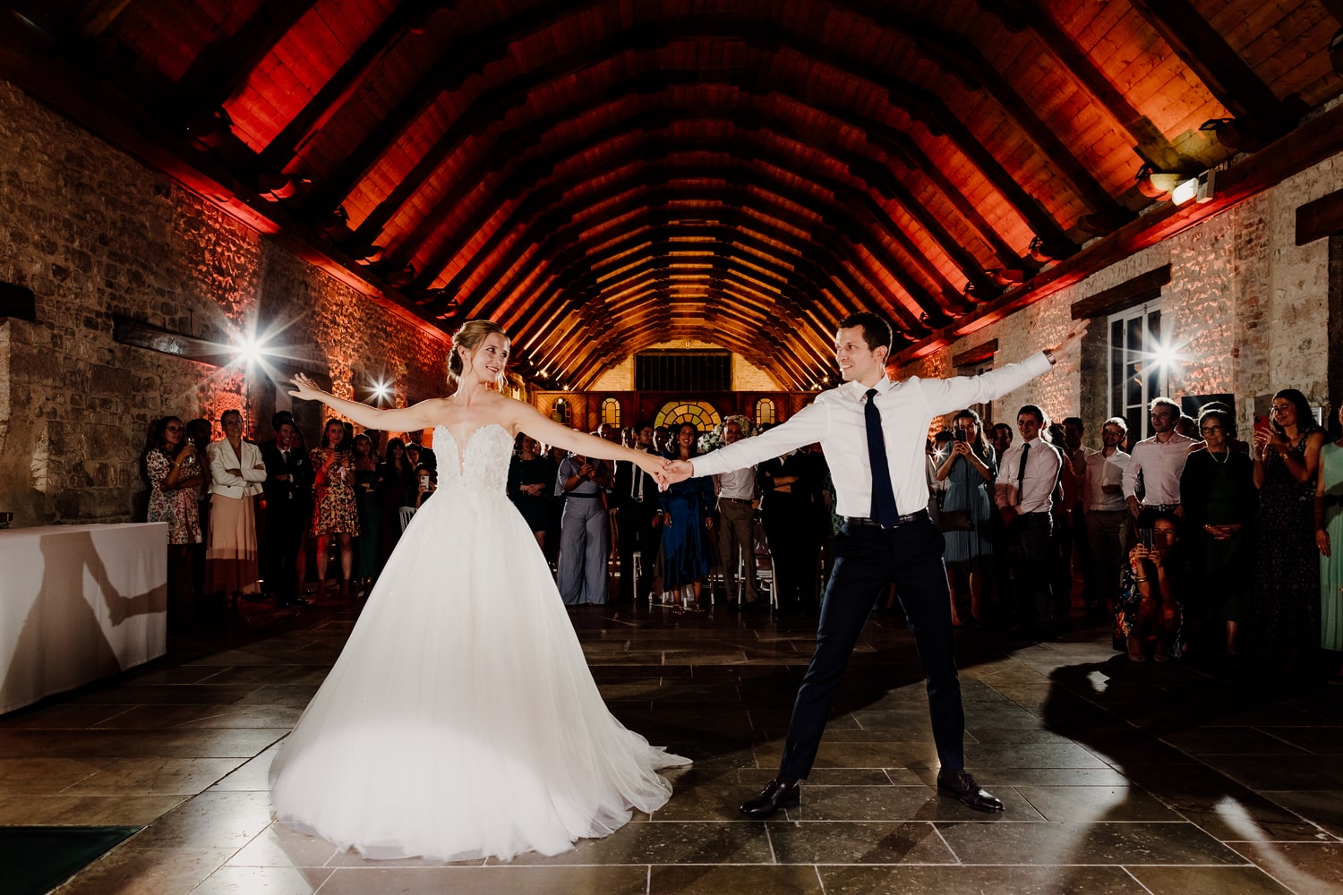 photographie d un couple de jeunes maries qui danse lors de leur mariage