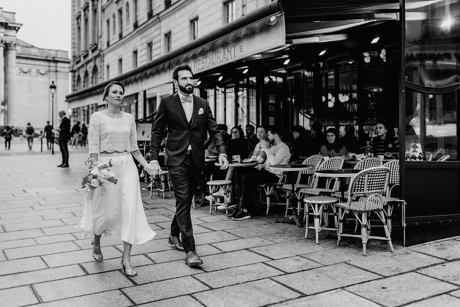 photographie des maries dans les rues de paris dans le 5e arrondissement