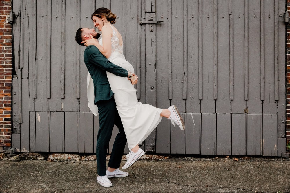 photographe mariage paris photo de couple marie qui porte sa femme dans les bras
