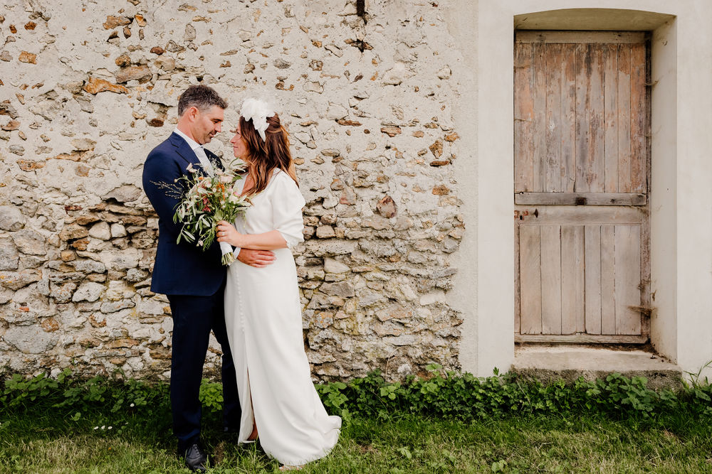 photographe mariage paris photo de couple des maries devant un vieux corps de ferme